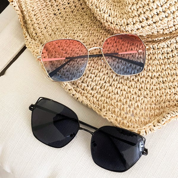 Női szemüvegek különböző színekben