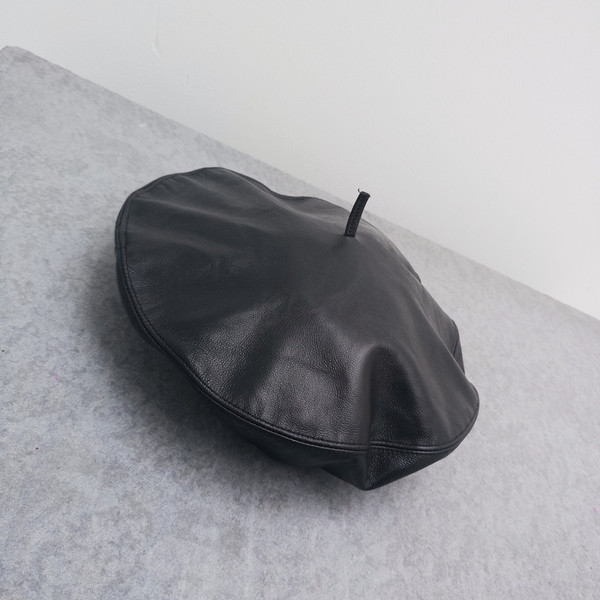 Stílusos női bőr barett