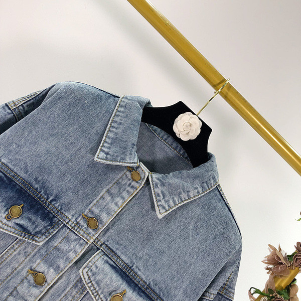 Jachetă modernă scurtă de blugi de culoare albastră