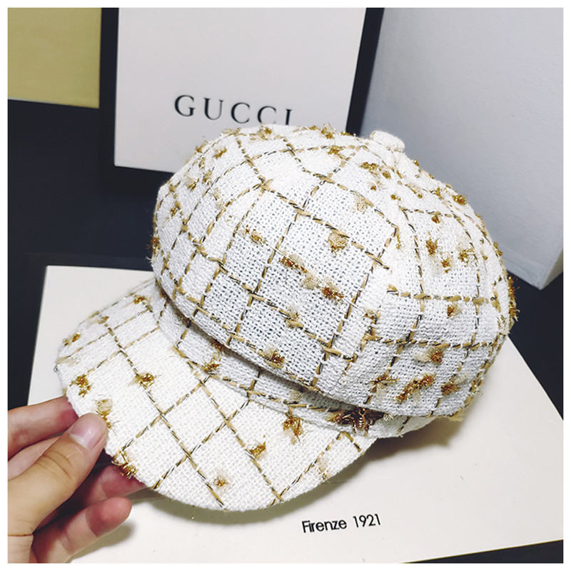 Palarie moderna de dama cu vizor si decor metalic in alb si negru