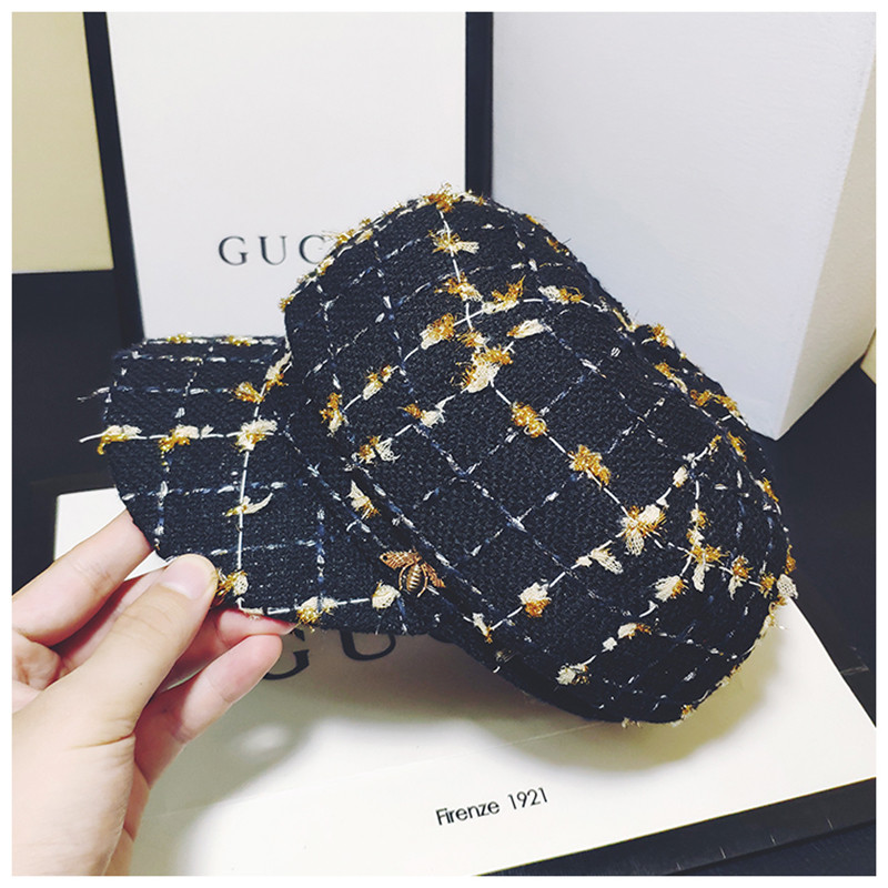 Palarie moderna de dama cu vizor si decor metalic in alb si negru