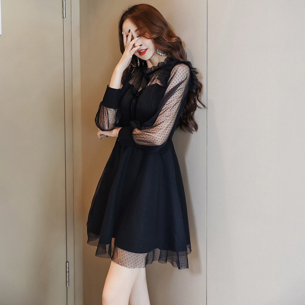 Rochie eleganta de dama cu maneci din tul - model croiat in negru