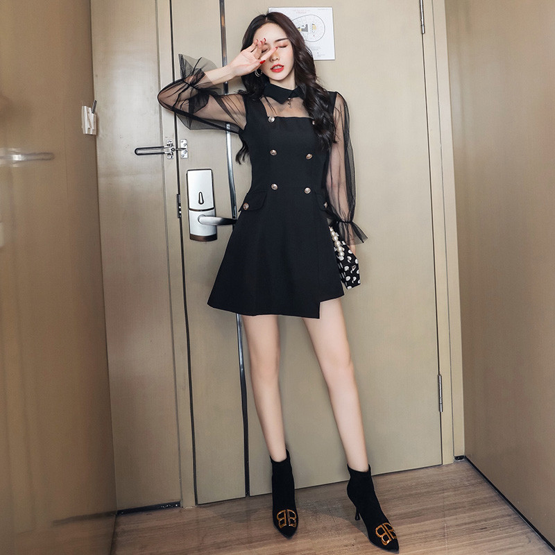 Modern női ruha gombokkal - fekete színű szabású modell