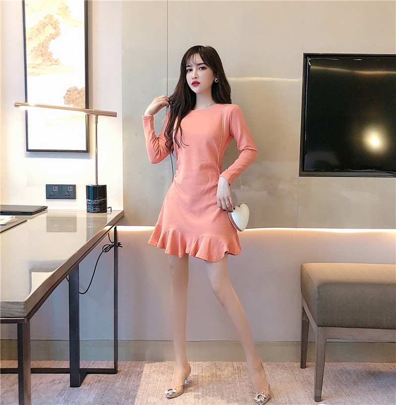 Rochie scurta de dama cu decolteu oval si maneci lungi in doua culori