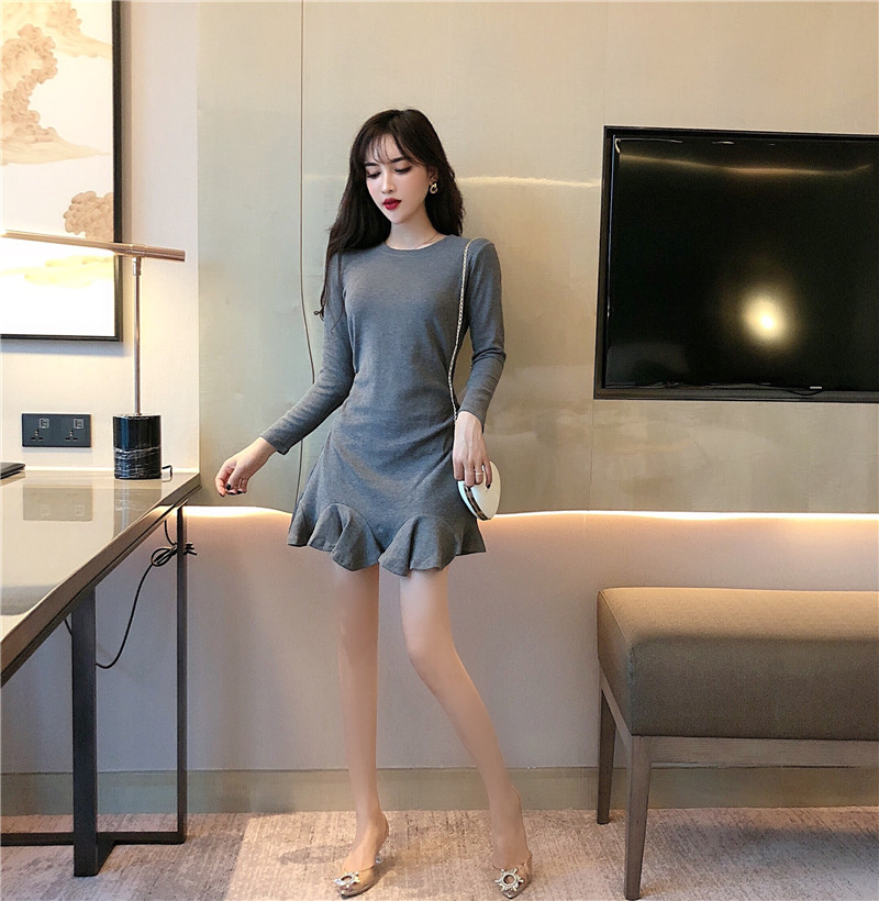 Rochie scurta de dama cu decolteu oval si maneci lungi in doua culori