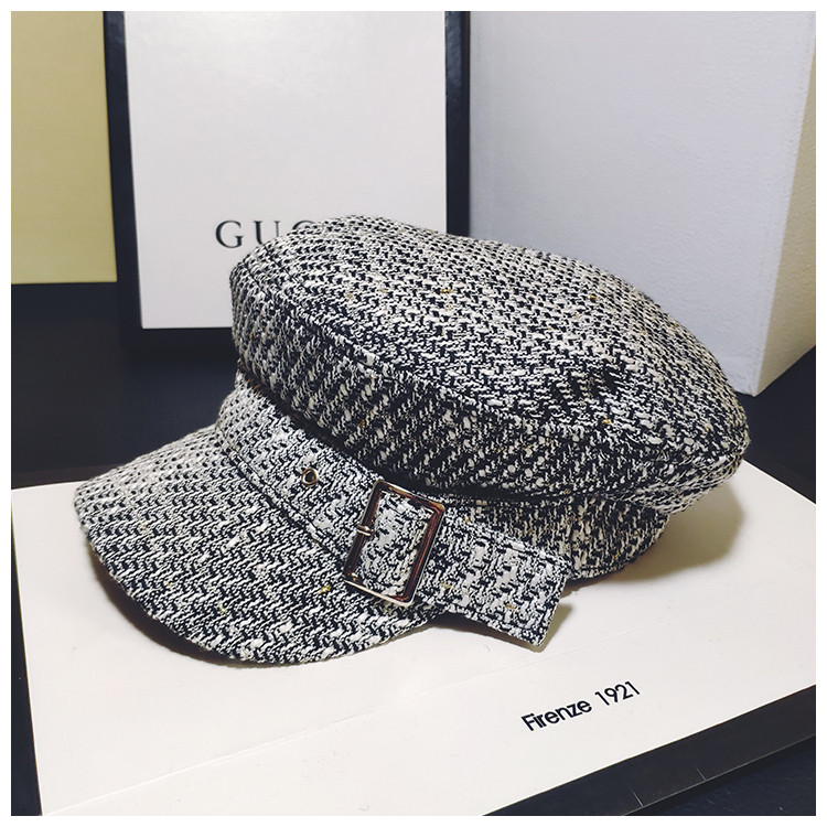 Fém csattal ellátott női sapka három színben