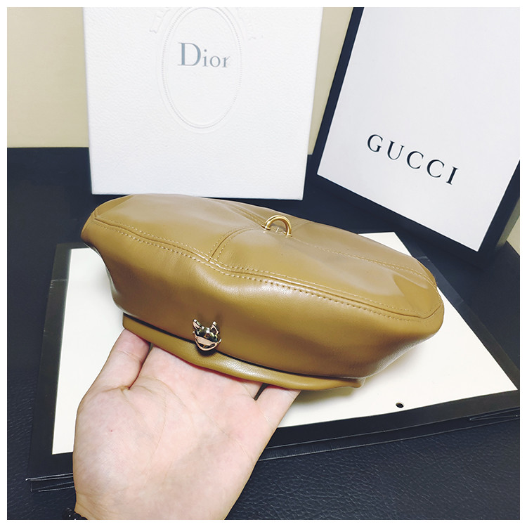 Palarie de dama din piele cu elemente metalice in mai multe culori