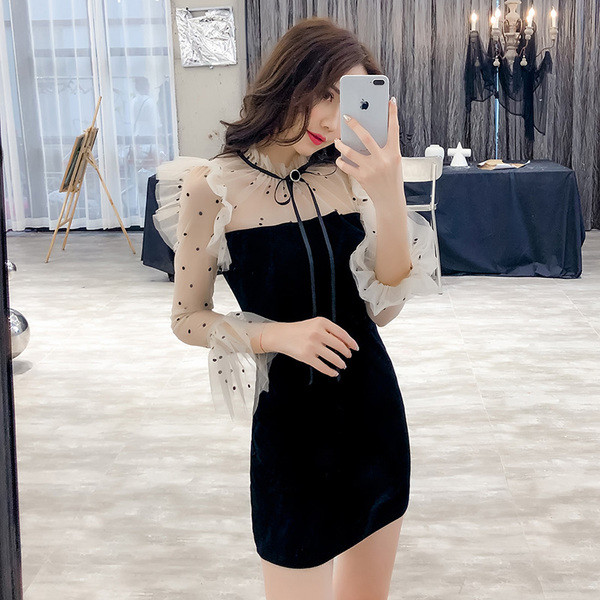 Új modell stílusos női ruha bársony és tüll ujjakkal