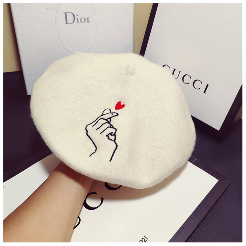 Női téli sapka különböző színű hímzéssel