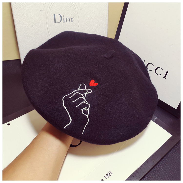 Női téli sapka különböző színű hímzéssel