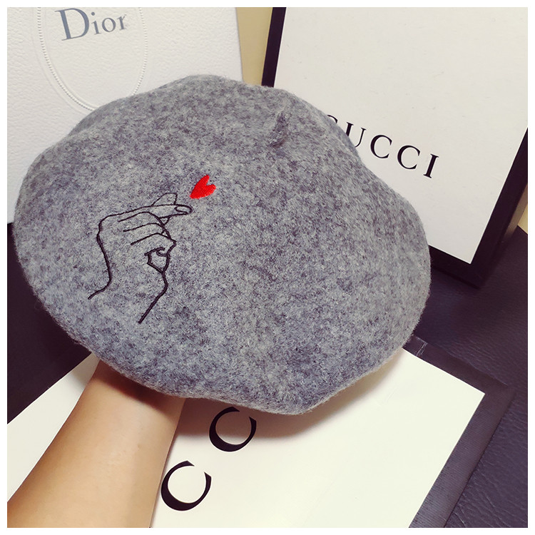 Női téli sapka különböző színű hímzéssel