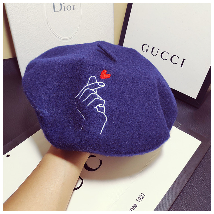 Női téli sapka különböző színű hímzéssel