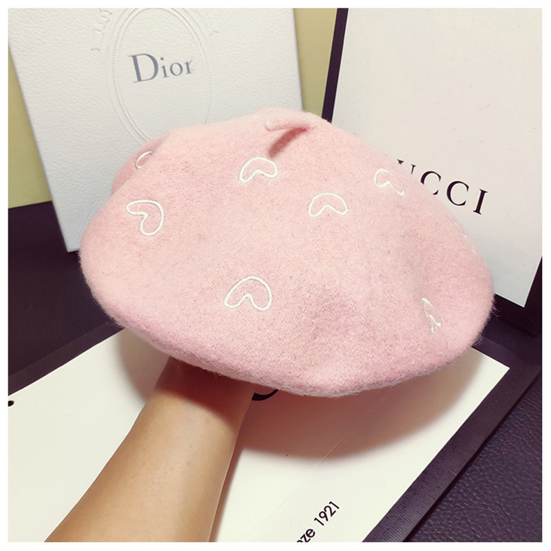 Modern női sapka szívvel, négy színben