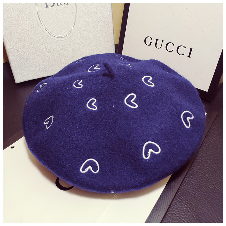 Modern női sapka szívvel, négy színben