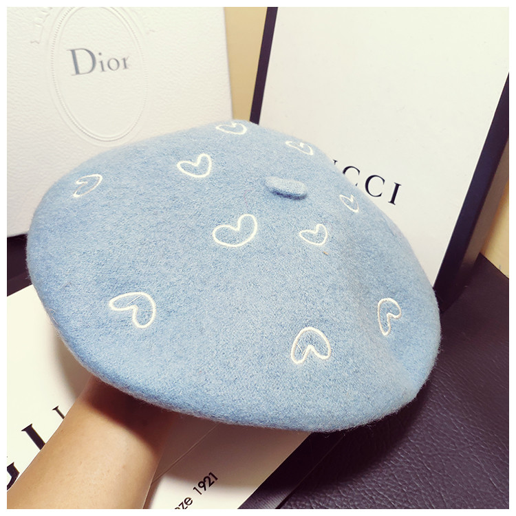 Modern női sapka szívvel, négy színben