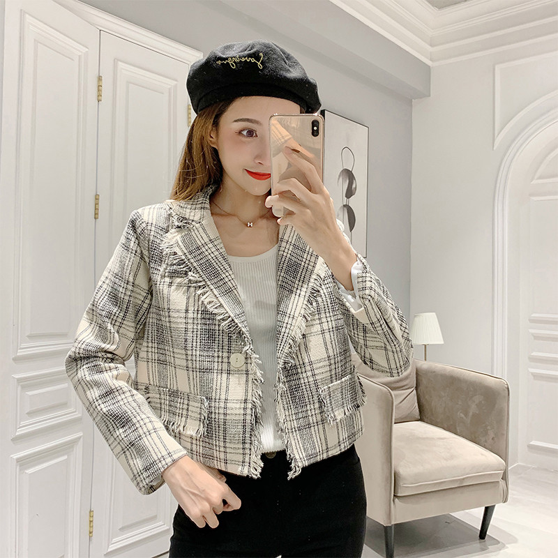 Aktuális női rövid kockás kabát fehér színben