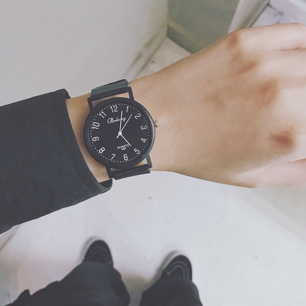 Стилен часовник подходящ за мъже и жени в черен и бял цвят