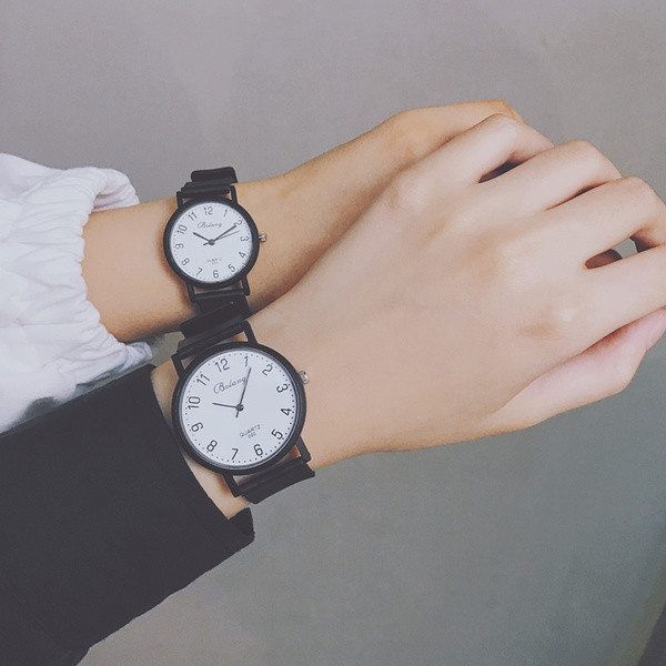 Стилен часовник подходящ за мъже и жени в черен и бял цвят