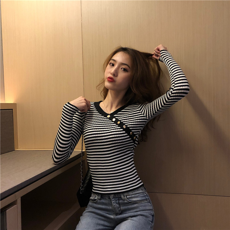 Μοντέρνα γυναικεία μπλούζα  με κουμπιά σε τρία χρώματα - σλιμ μοντέλο