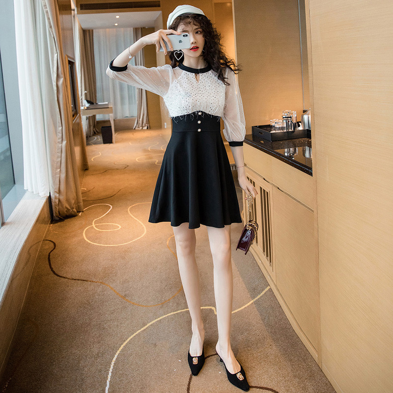 Új modell aktuális női ruha tüll ujjakkal, fehér és fekete színben szabott modellben