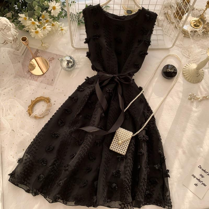 Rochie modernă de damă în negru cu o panglică