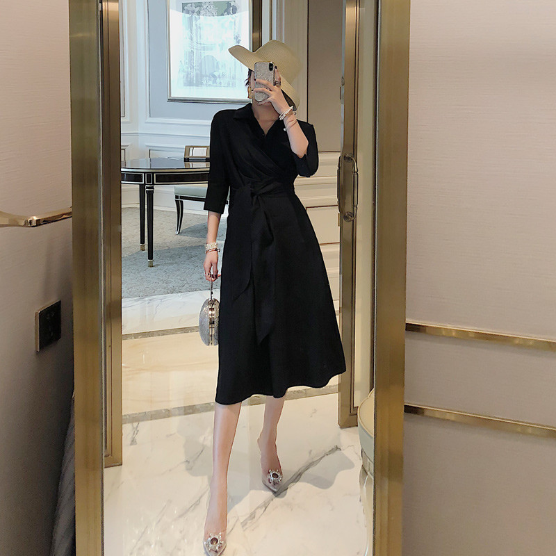 Új modell kivágott női ruha spitz nyakkivágással, fekete színben