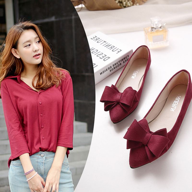 Női cipő hegyes modell piros, fekete és szürke szalaggal