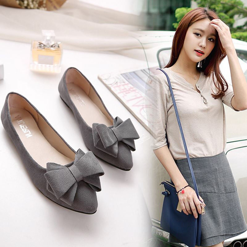 Női cipő hegyes modell piros, fekete és szürke szalaggal