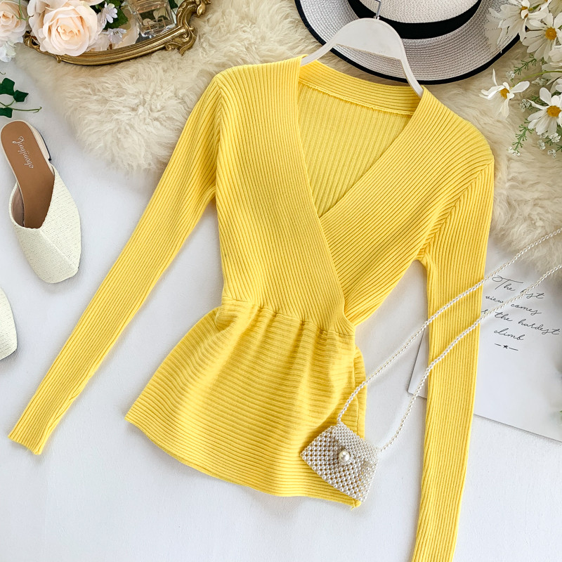 Modern női blúz hosszú ujjal és spitz nyakkivágással