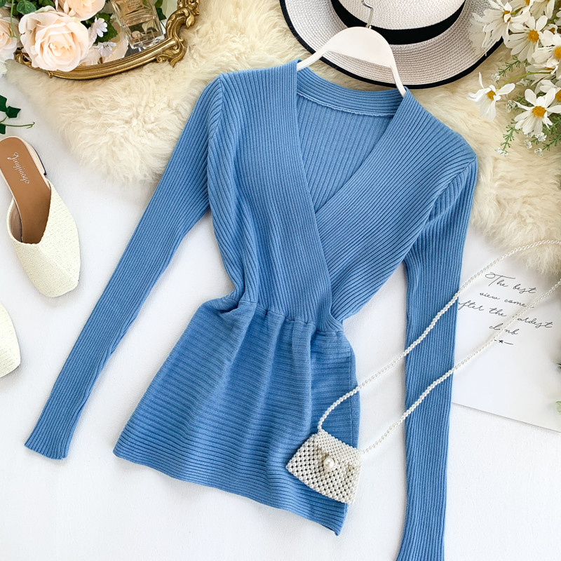 Modern női blúz hosszú ujjal és spitz nyakkivágással