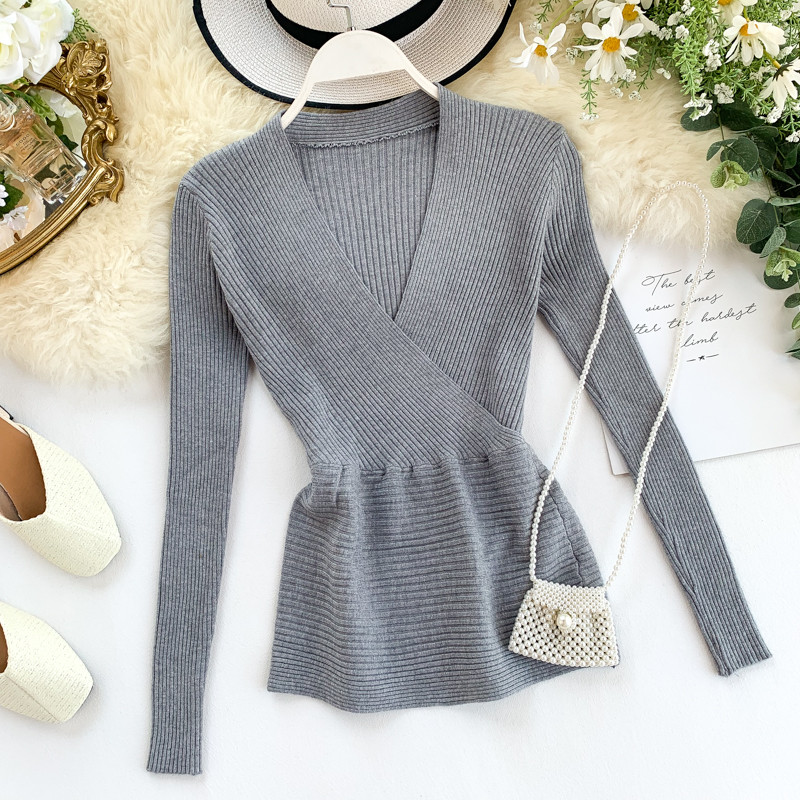 Modern női blúz hosszú ujjal és spitz nyakkivágással