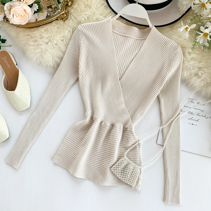 Modern női blúz hosszú ujjal és spitz nyakkivágással