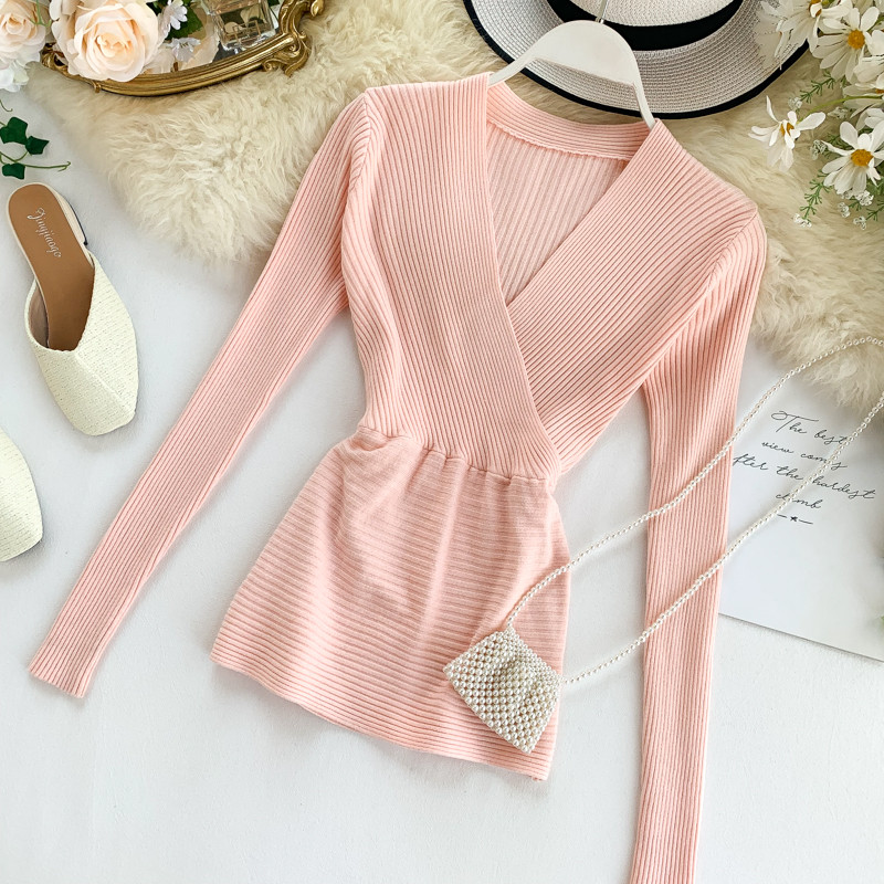 Modern női blúz hosszú ujjal és spitz nyakkivágással