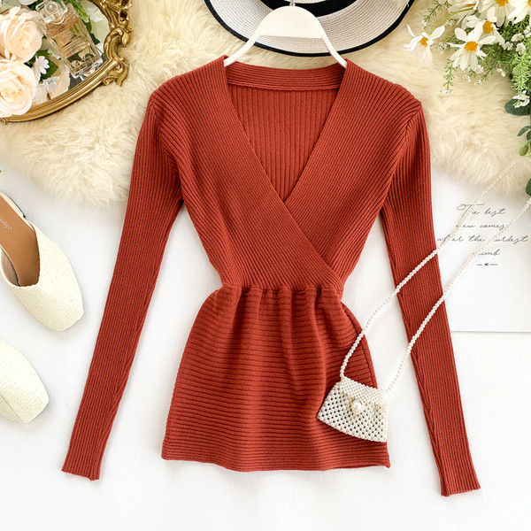 Modern női blúz hosszú ujjal és spitz nyakkivágással