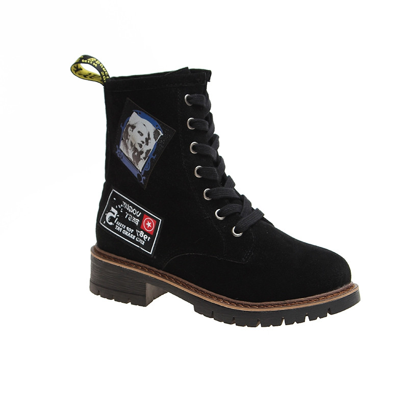 Aktuális női csizma színes emblémákkal és durva talppal, fekete és bézs színben