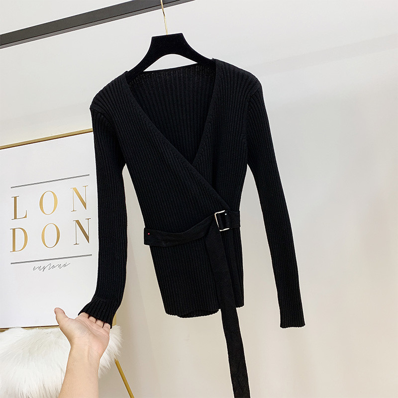 Női blúz spitz nyakkivágással és övvel több színben