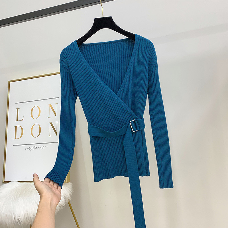 Női blúz spitz nyakkivágással és övvel több színben