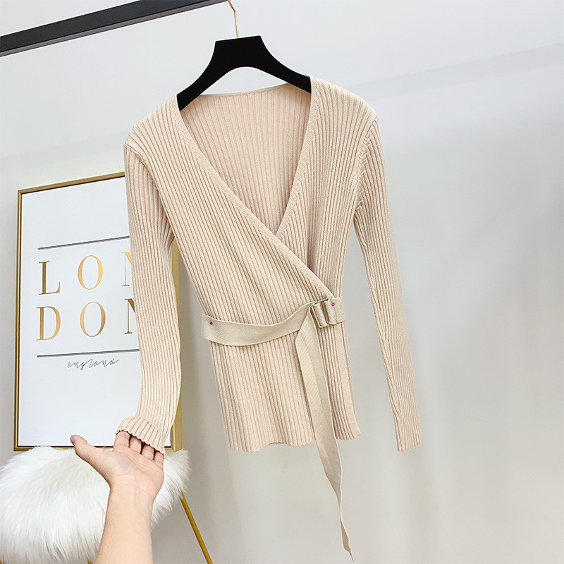 Női blúz spitz nyakkivágással és övvel több színben