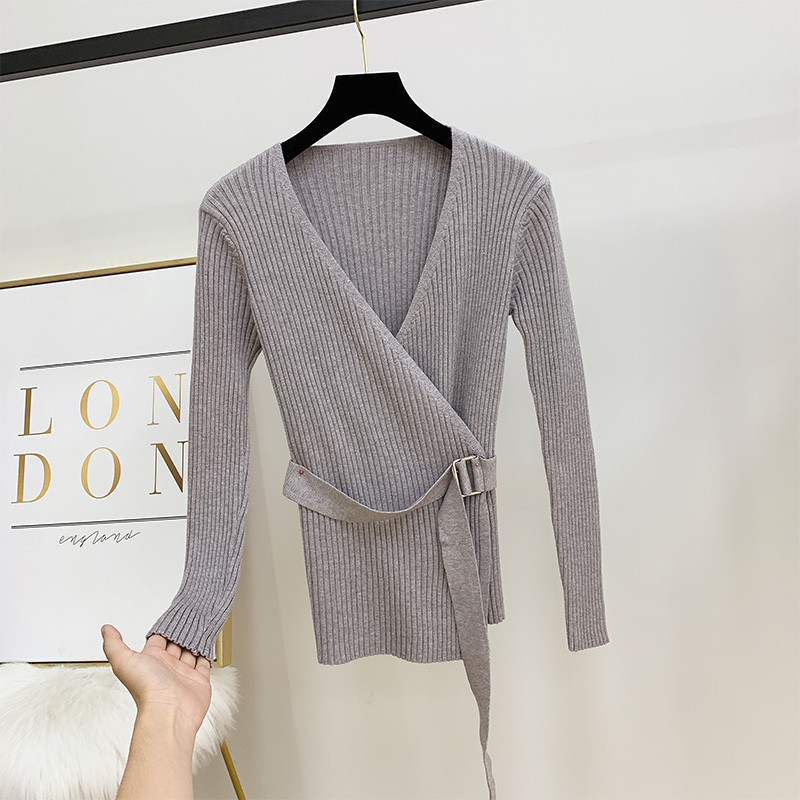 Női blúz spitz nyakkivágással és övvel több színben