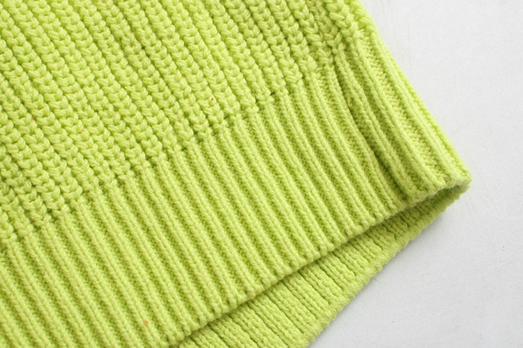 Vastag női pulóver magas gallérral, sárga és piros színben kivágott részekkel