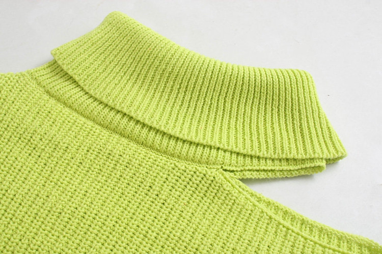 Vastag női pulóver magas gallérral, sárga és piros színben kivágott részekkel