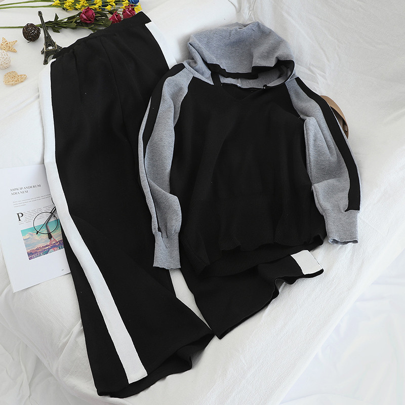 Női sportszett, mely tartalmaz egy kapucnis pulóvert és széles nadrágot három színben
