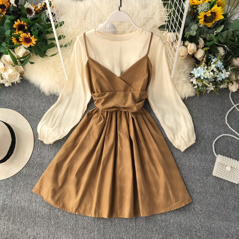 Modern női ruha hosszú ujjú szabású modellel