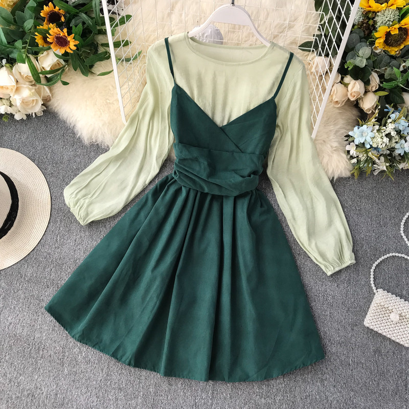 Modern női ruha hosszú ujjú szabású modellel