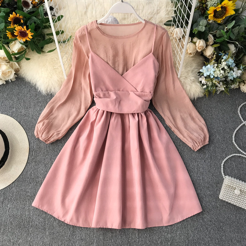 Modern női ruha hosszú ujjú szabású modellel