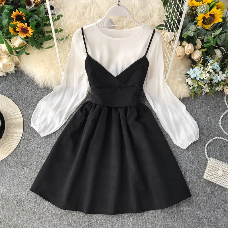 Modern női ruha hosszú ujjú szabású modellel