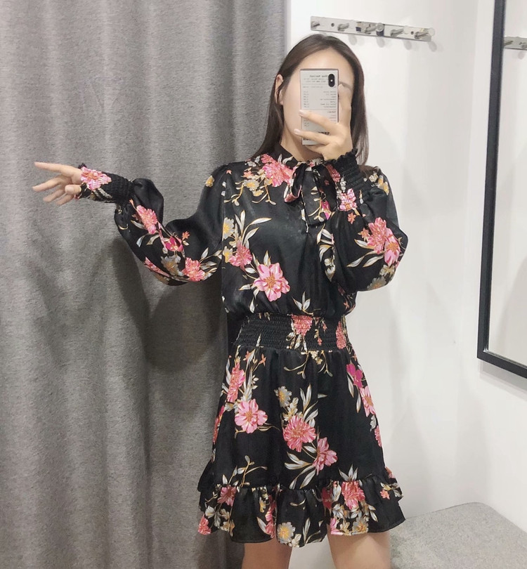 Fekete színű női szabású ruha virágmintával