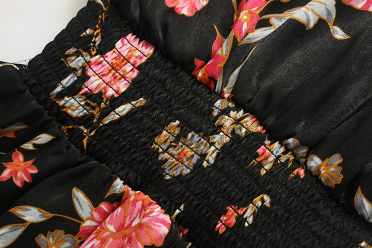 Fekete színű női szabású ruha virágmintával