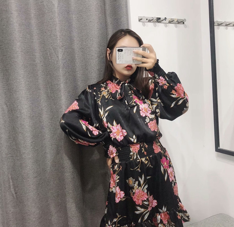 Fekete színű női szabású ruha virágmintával