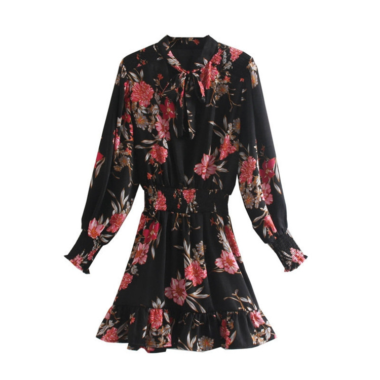 Fekete színű női szabású ruha virágmintával